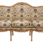 Courbes et teintes « féminines » du meuble de style Louis XV (création « Chevigny » de Taillardat)